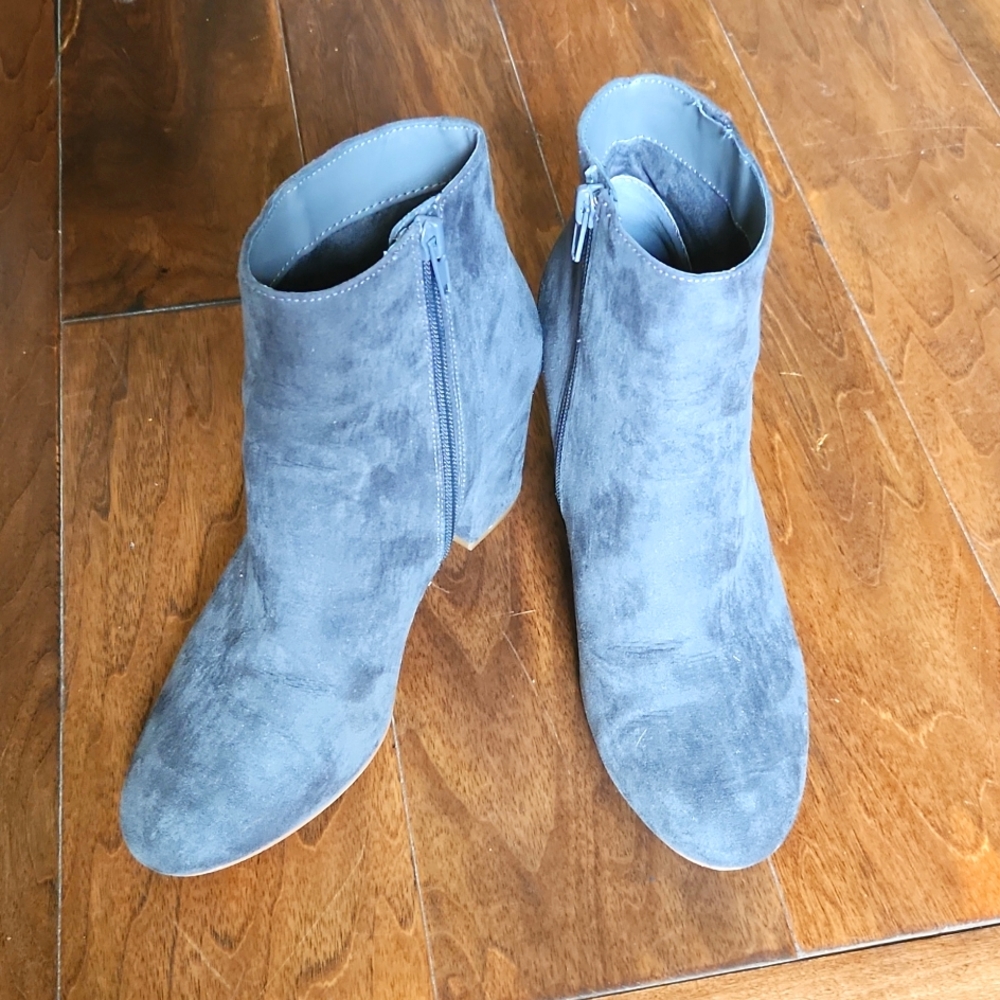 Pretty Steve Madden gray suede boots in very good condition!